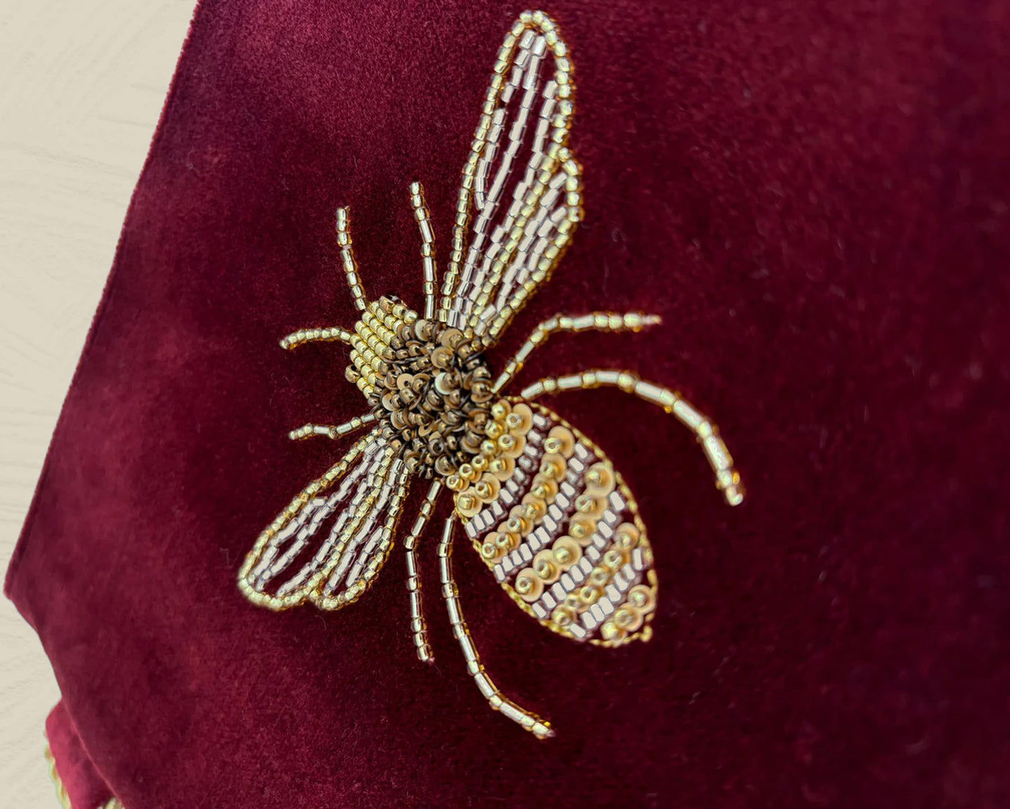 Clutch Bug Abeja Burdeo