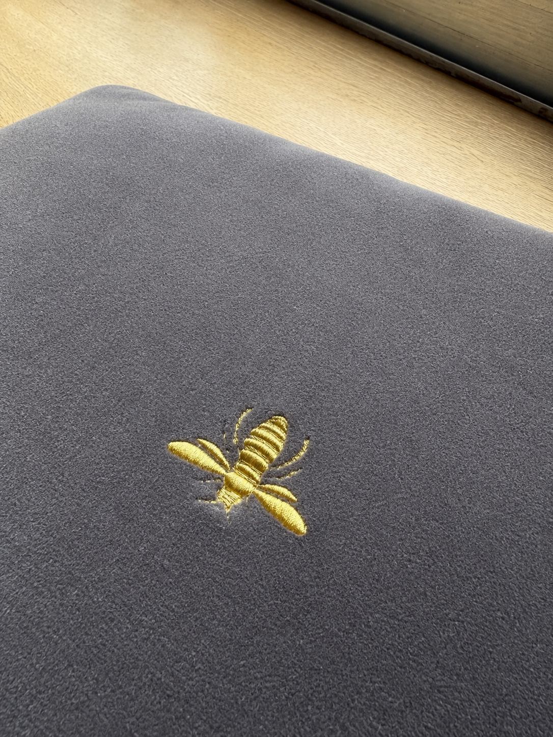 Funda de Computador Bee Taupe