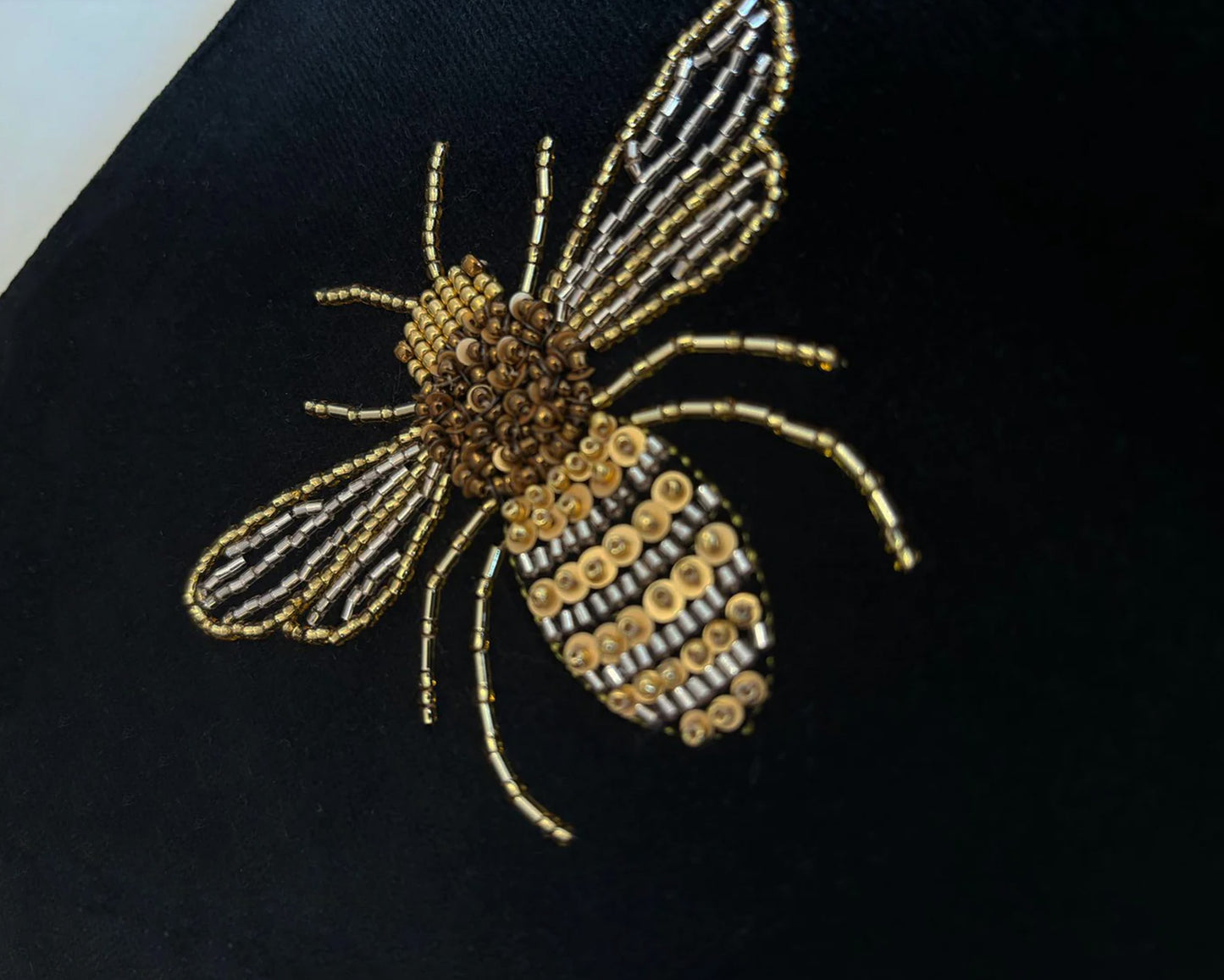 Clutch Bug Abeja Negra