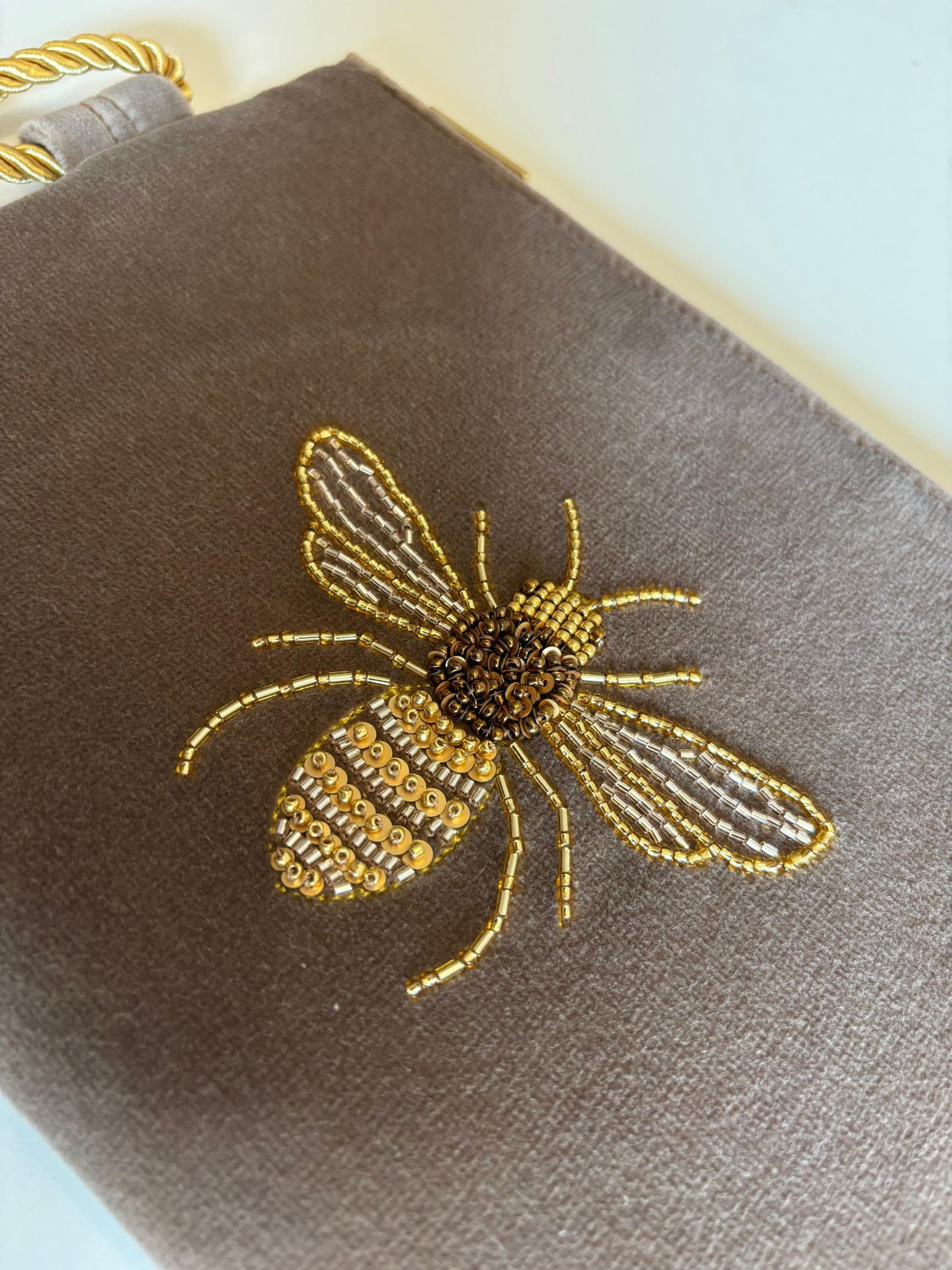 Clutch Bug Abeja Taupe