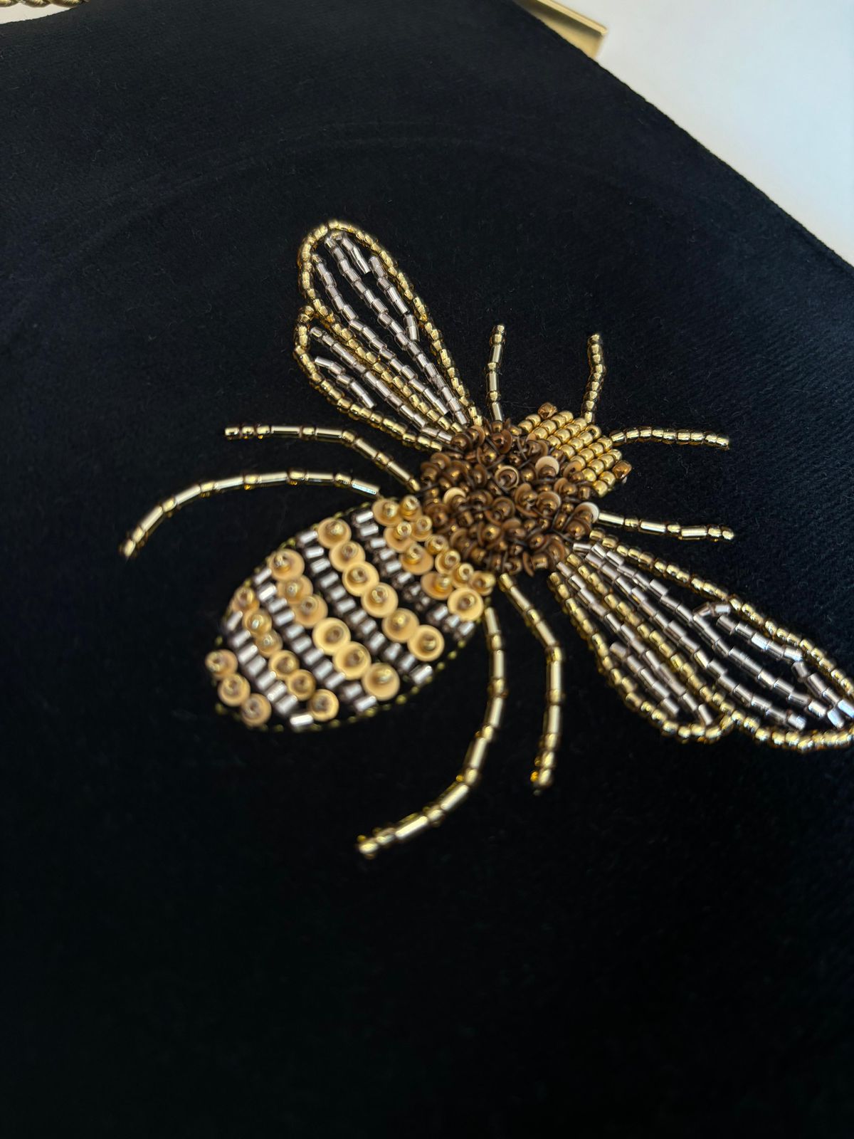 Clutch Bug Abeja Negra