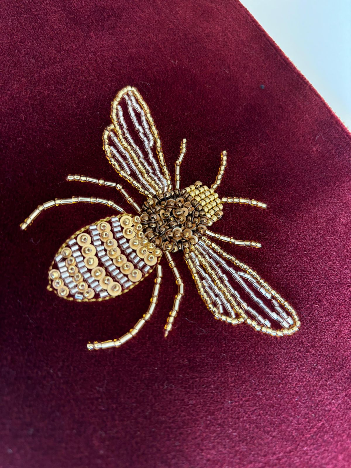 Clutch Bug Abeja Burdeo