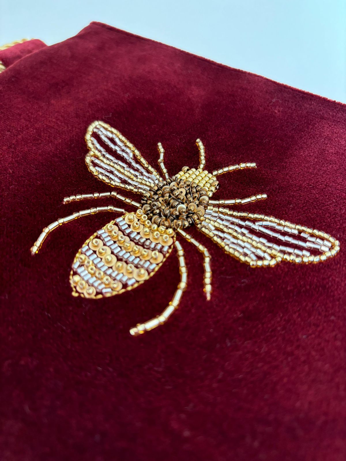 Clutch Bug Abeja Burdeo